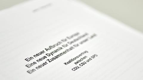 Berlin: Der Koalitionsvertrag liegt bei Sitzung im Fraktionssaal im Bundestag auf dem Tisch. Union und SPD haben sich auf die Verteilung der Ministerien verständigt und eine Einigung in den Koalitionsverhandlungen geschaffen.