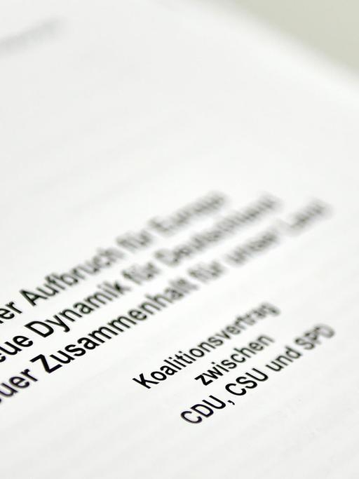 Berlin: Der Koalitionsvertrag liegt bei Sitzung im Fraktionssaal im Bundestag auf dem Tisch. Union und SPD haben sich auf die Verteilung der Ministerien verständigt und eine Einigung in den Koalitionsverhandlungen geschaffen.