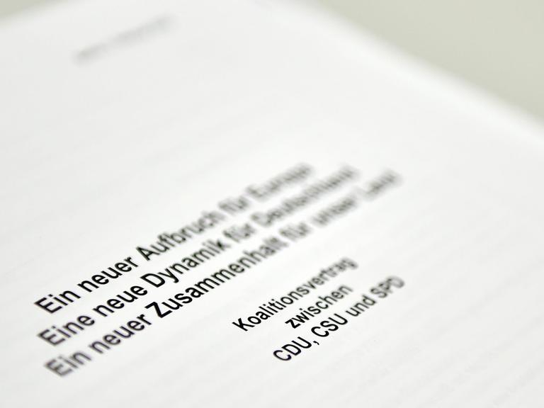 Berlin: Der Koalitionsvertrag liegt bei Sitzung im Fraktionssaal im Bundestag auf dem Tisch. Union und SPD haben sich auf die Verteilung der Ministerien verständigt und eine Einigung in den Koalitionsverhandlungen geschaffen.