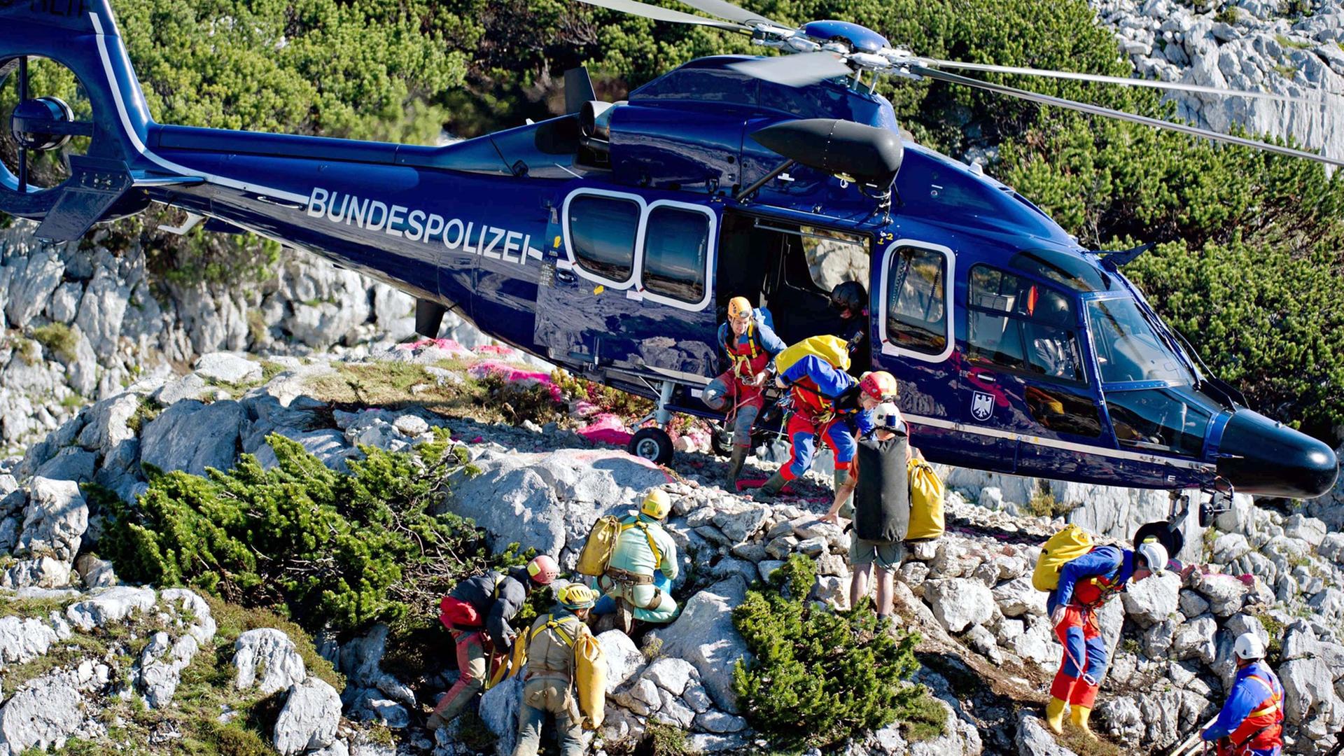 Ein Hubschrauber bringt den Forscher ins Kranken-Haus. Ein Hubschrauber bringt den Forscher ins Kranken-Haus.