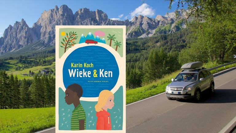 Karin Koch: "Wieke & Ken" Zu sehen ist im Hintergrund ein Familienauto, das durch die italienischen Berge fährt und das Buchcover auf dem eine Illustration zu sehen ist, auf der sich ein deutsches Mädchen und ein nigerianischer Junge die Rücken zuwenden.