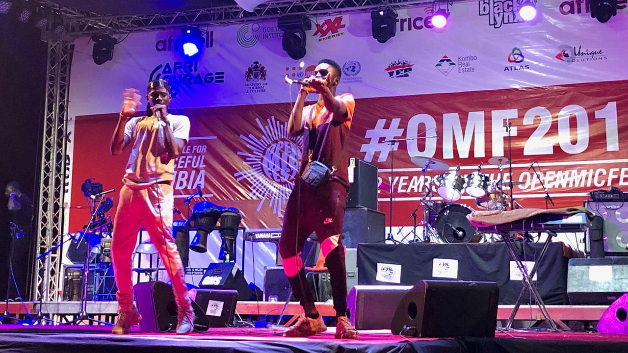 Zwei Nachwuchs-Hip-Hoper beim "Open Mic"-Festival in Gambia