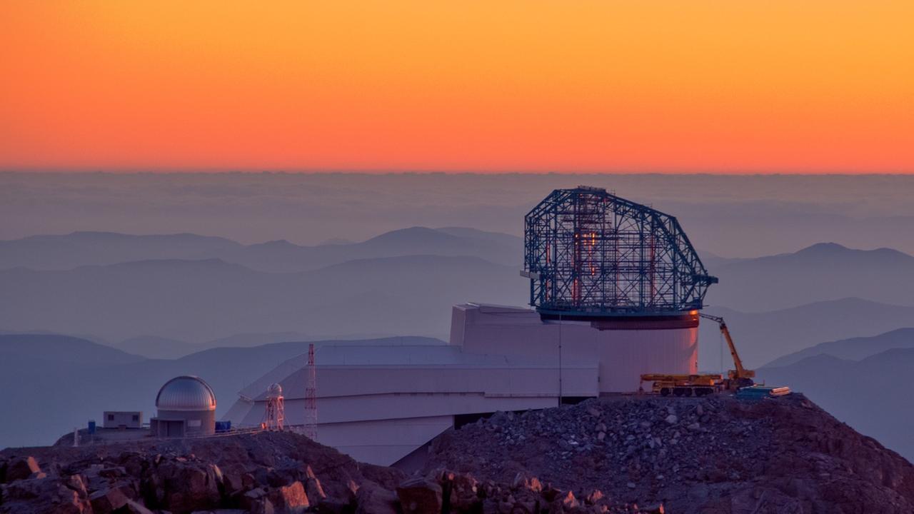 Die Baustelle des LSST in Chile bei Sonnenuntergang