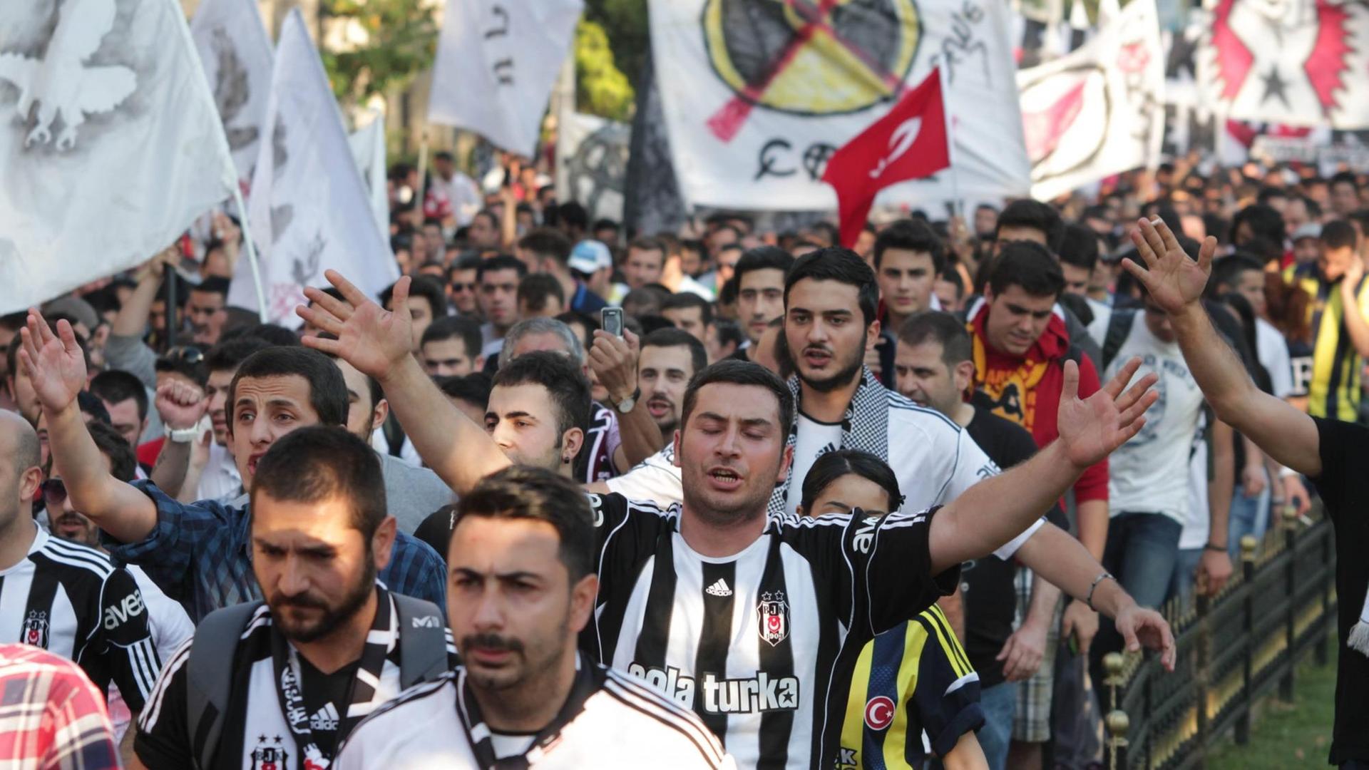 Bei den regierungskritischen Gezi-Protesten im Juni 2013 gingen Fans von Fenerbahce, Galatasaray und Beşiktaş Seite an Seite.
