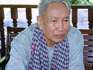 Pol Pot, der frühere Führer der Roten Khmer, wird beschuldigt für den Tod meherer Millionen Kamboschaner verantwortlich zu sein (hier am 4.1.1998)
