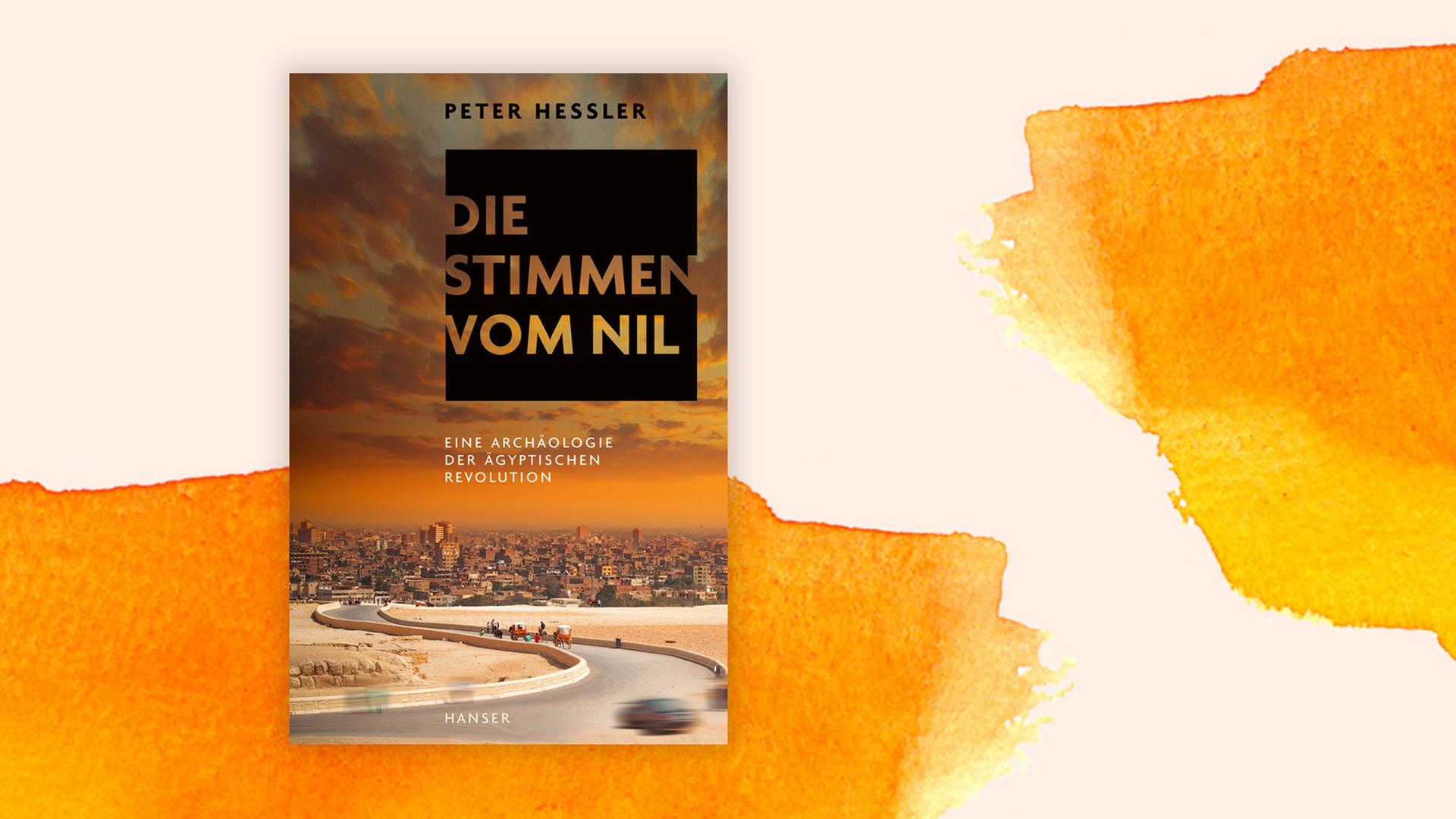 Das Buchcover "Die Stimmen vom Nil" von Peter Hessler ist vor einem grafischen Hintergrund zu sehen.