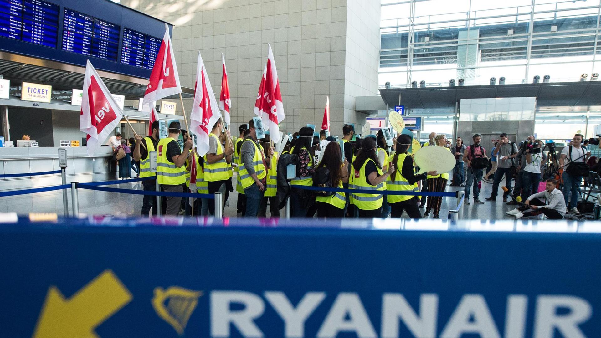 dpatopbilder - Mitarbeitern der Fluglinie Ryanair haben sich zu einem 24 Stunden dauernden Warnstreiks vor dem Check-in Schalter der irischen Fluggesellschaft versammelt haben. Die Gewerkschaften Cockpit und Verdi hatten zu dem Warnstreik aufgerufen. Foto: Silas Stein/dpa | Verwendung weltweit