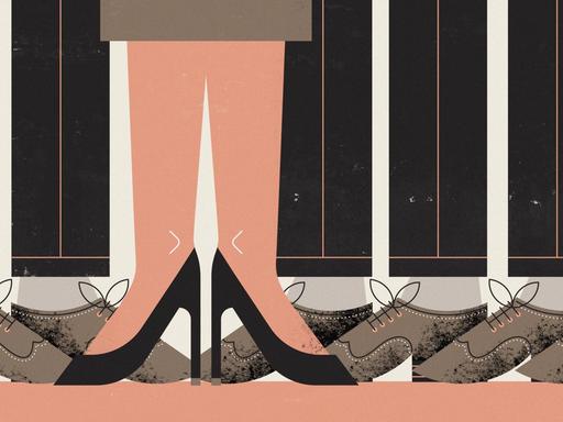 Beine und Füße einer Geschäftsfrau zwischen Geschäftsmännern