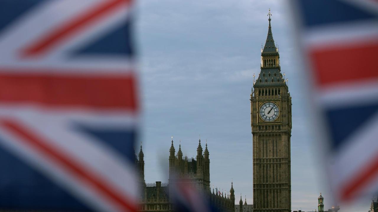 Britische Fahnen und im Hintergrund Big Ben
