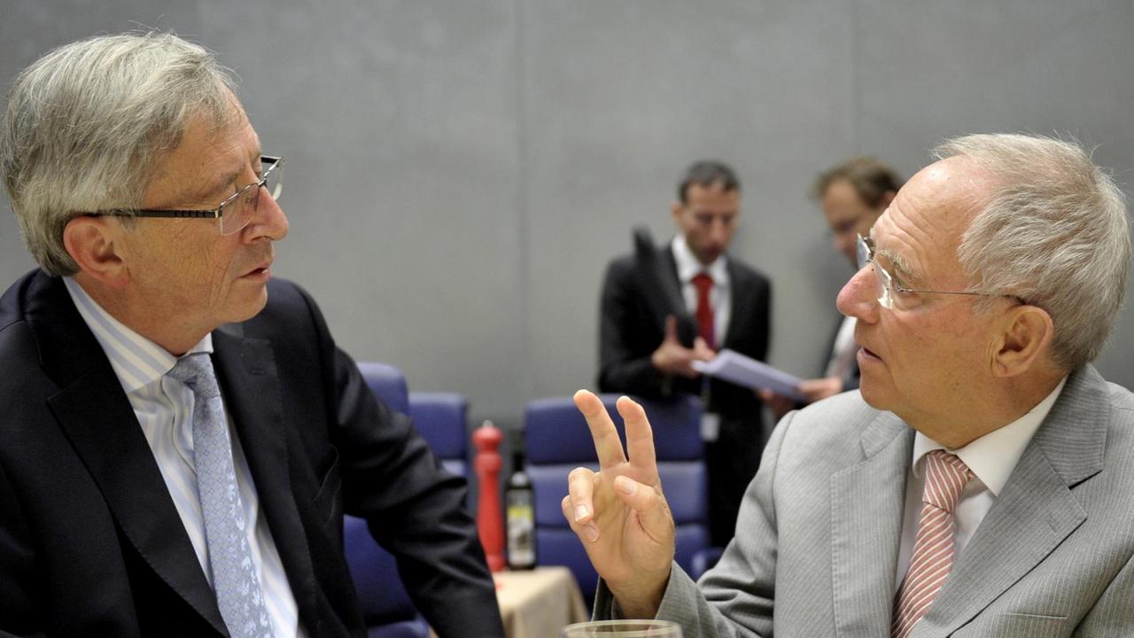 EU-Kommissionschef Jean-Claude Juncker (l.) und Bundesfinanzminister Wolfgang Schäuble (r.) unterhalten sich.