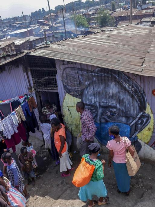 Blick auf Mathare, einer der größten Slums von Nairobi (Kenia)