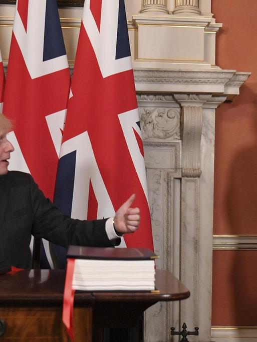 Der britische Botschafter bei der EU Tim Barrow, rechts, schaut zu, nachdem Premierminister Boris Johnson das Handels- und Kooperationsabkommen zwischen der EU und Großbritannien unterzeichnet.