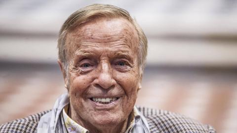 Regisseur Franco Zeffirelli blickt lächelnd in Richtung des Betrachters.
