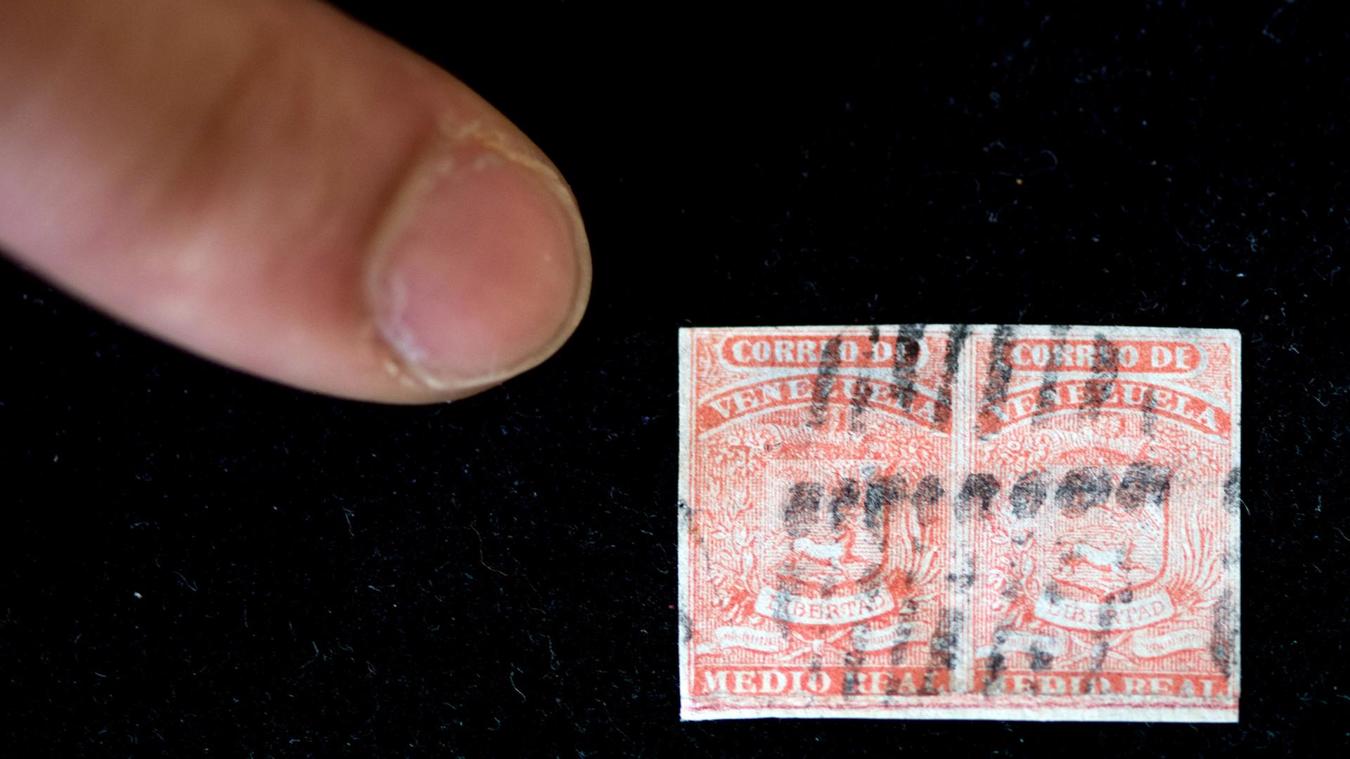 Die Briefmarke "Rote Venezuela" liegt am 02.08.2016 in Hamburg auf einem Samttuch im Online-.Auktionshaus Lauritz.com. Sie ist seltener als die "Blaue Mauritius".