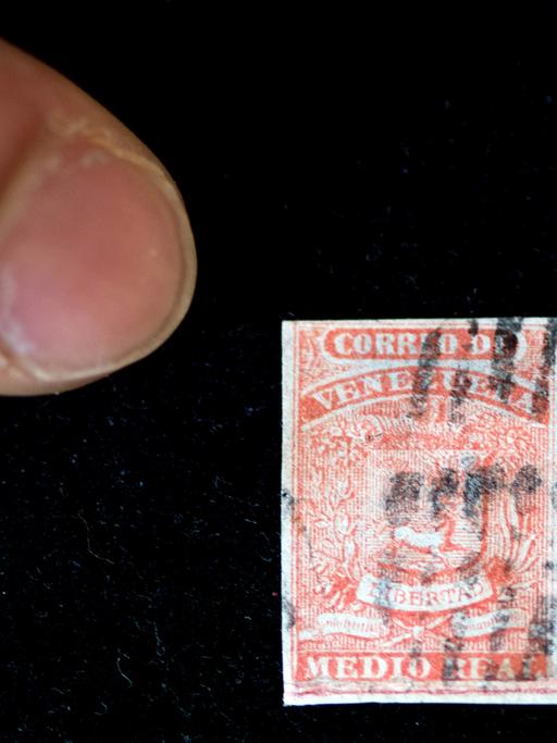 Die Briefmarke "Rote Venezuela" liegt am 02.08.2016 in Hamburg auf einem Samttuch im Online-.Auktionshaus Lauritz.com. Sie ist seltener als die "Blaue Mauritius".