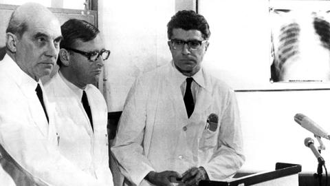 Die Münchner Chirurgen Professor Dr. Rudolf Zenker (l), Werner Rudolph (M) und Werner Klinner (r) bestätigen am 14. Februar 1969 vor Journalisten, daß am 13. Februar 1969 die erste Herztransplantation in der Bundesrepublik durchgeführt wurde.