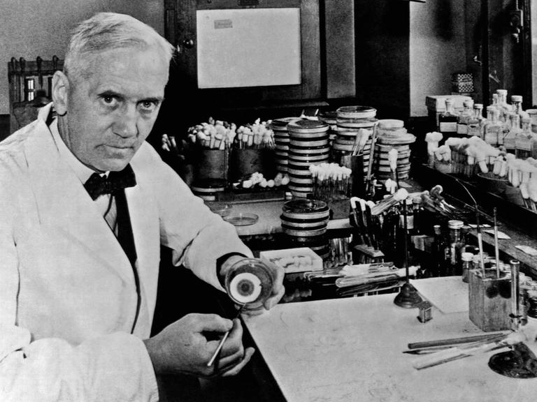 Der Entdecker des Penicillins, Alexander Fleming, in seinem Labor, aufgenommen in den 50er Jahren.