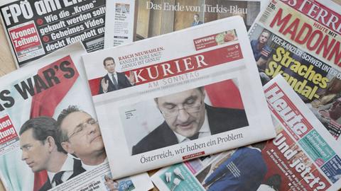 Das Bild zeigt österreichische Zeitungen mit Schlagzeilen, die sich auf den Strache-Skandal beziehen.