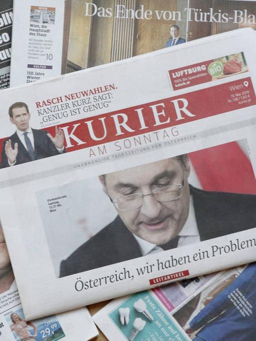 Das Bild zeigt österreichische Zeitungen mit Schlagzeilen, die sich auf den Strache-Skandal beziehen.