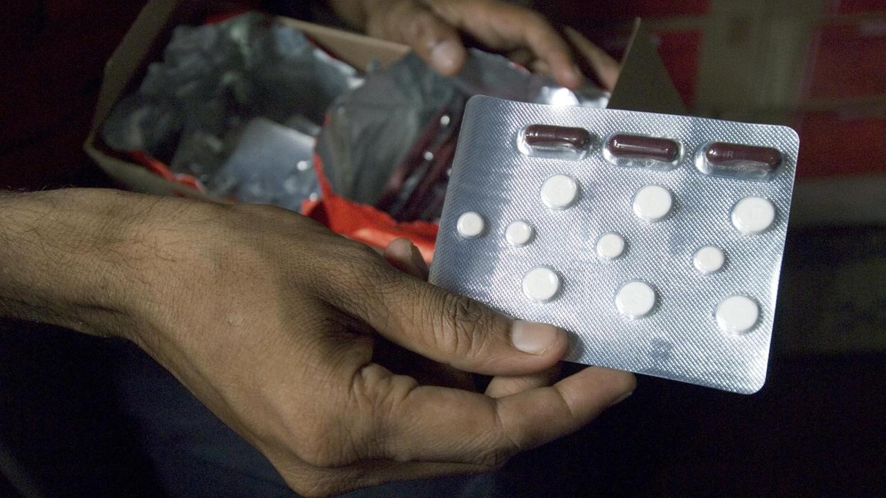 Eine Wochenration Medikamente gegen Tuberkulose in einer Blisterpackung, aufgenommen im St. Thomas Home im indischen Howrah bei Kalkutta