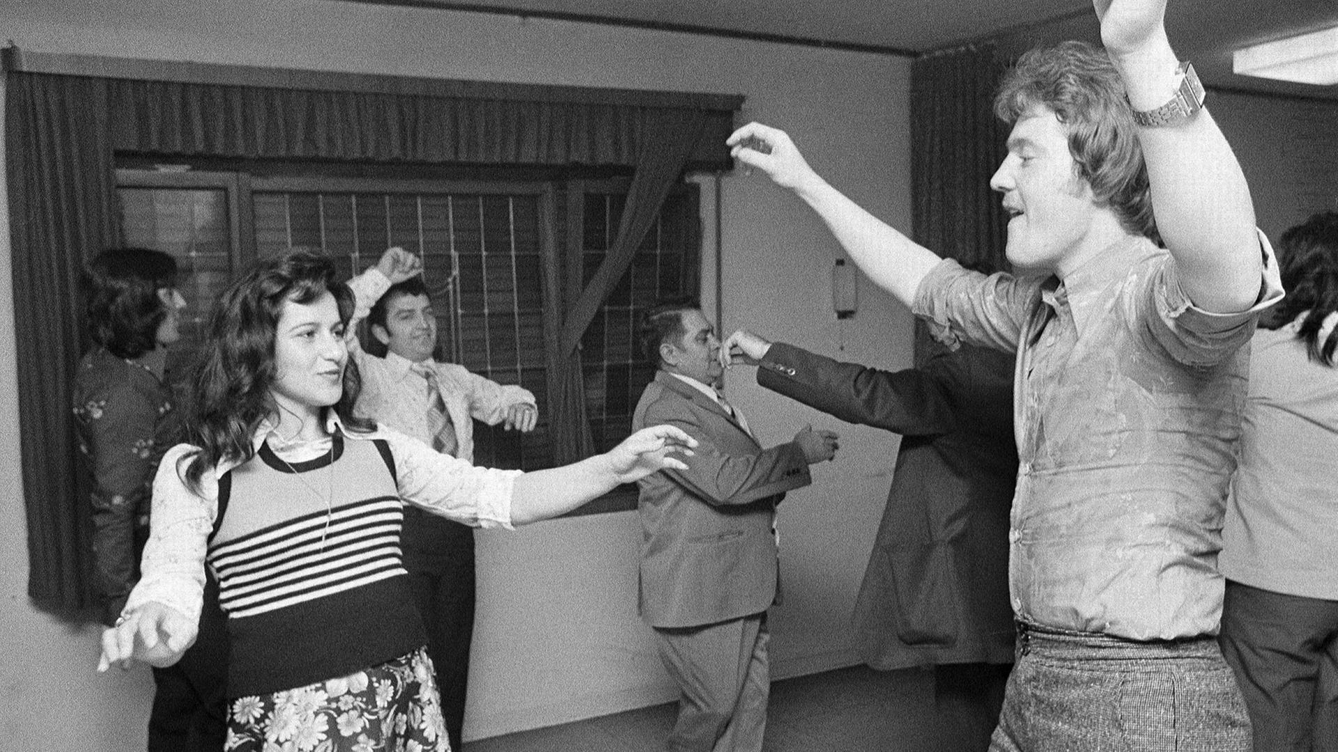 Griechische Einwanderer tanzen im Februar 1976 Sirtaki; hier eine Aufnahme aus Oberhausen