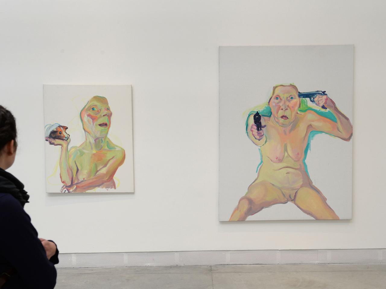 Die Arbeiten "Selbst mit Meerschweinchen" (l) und "Du oder Ich (You or me)" von Maria Lassnig nebeneinander an einer Museumswand.