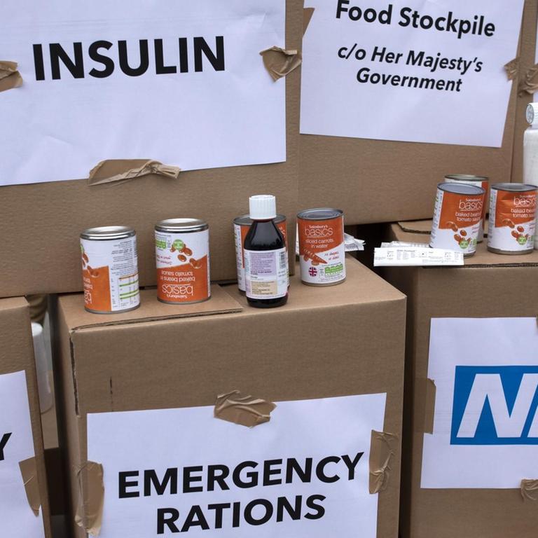 Jugendliche Aktivisten von 'Our Future, Our Choice' haben vor dem "Department of Health and Social Care" in London Boxen mit Medikamentenrationen als Protestaktion gegen den Brexit aufgebaut.