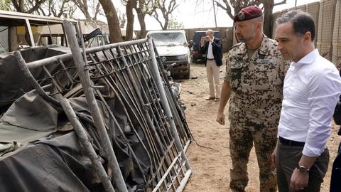 Bundedsaußenminister Heiko Maas (SPD) steht vor dem am vergangenen Sonntag bei einem Anschlag weggesprengten Tor des EU-Ausbildungscamps. Mutmaßliche islamistische Extremisten hatten das Feldlager in Koulikoro mit zwei mit Sprengstoff beladenen Fahrzeugen angegriffen. Von den rund 150 dort stationierten Bundeswehrsoldaten kam niemand zu Schaden.