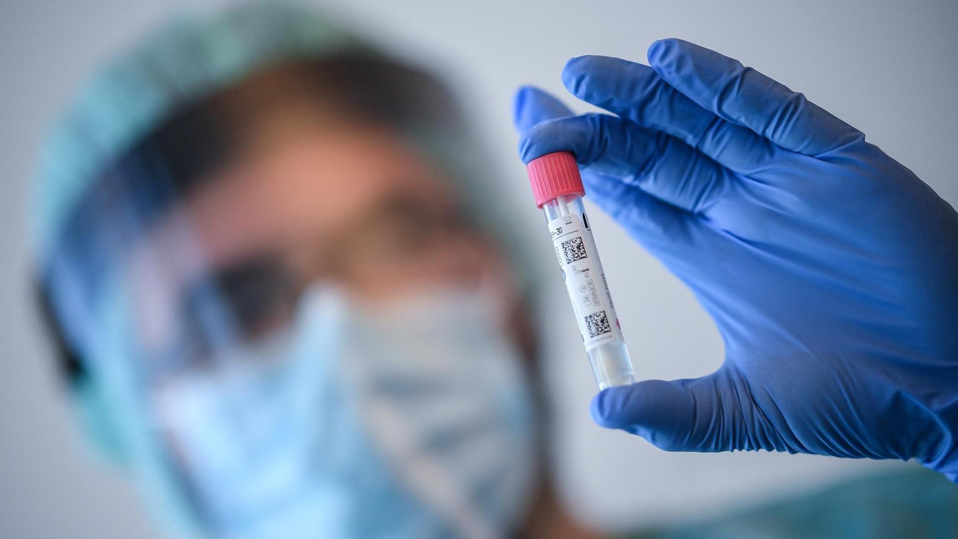 Ein Arzt nimmt in der Corona-Teststelle am Flughafen Schönefeld einen Abstrich für einen Coronavirus-Test.