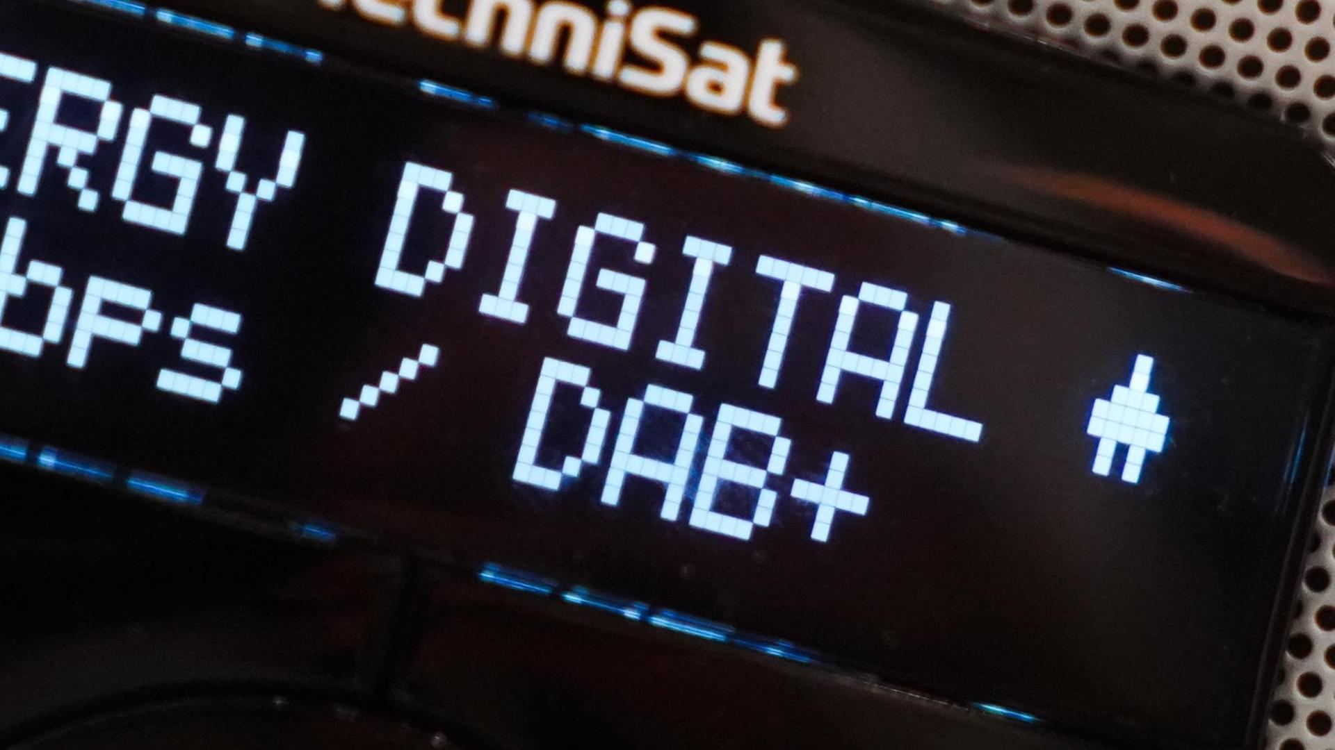 Auf der Anzeige eines Radios wird "DAB+" dargestellt.