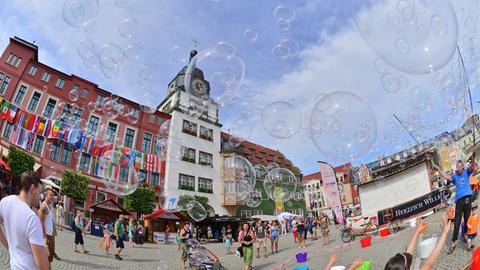 Volksfeststimmung herrscht beim Weltmusikfestival TFF Rudolstadt auf dem Markt vor dem Rathaus von Rudolstadt (Thüringen).