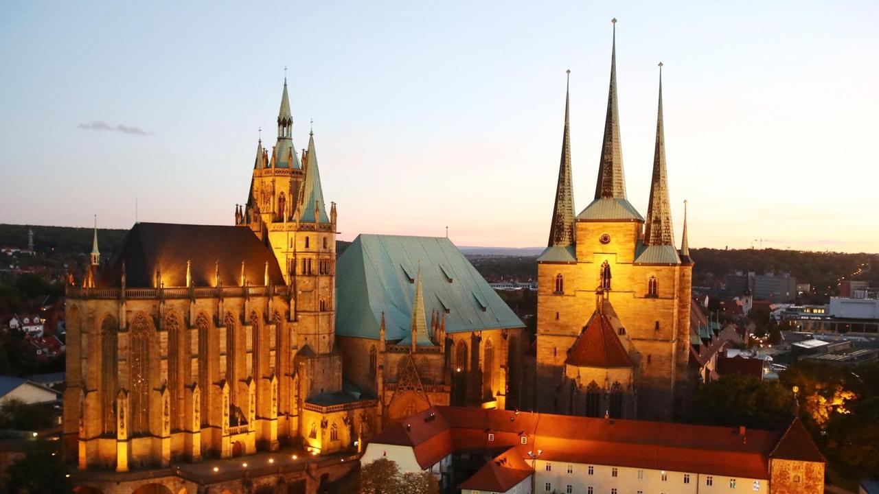 Der Erfurter Dom und die Severikirche in der Abenddämmerung
