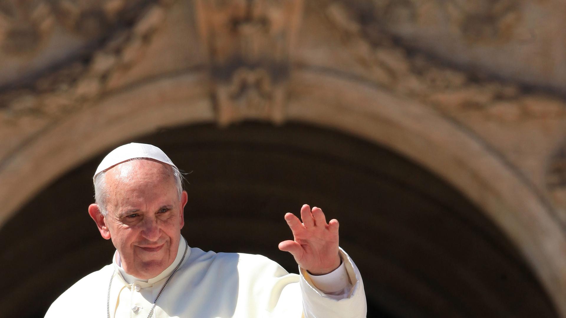 ©Isabella Bonotto/UPDATE IMAGES PRESS/MAXPPP - VATICAN CITY ; Papa Francesco saluta i fedeli al termine dell'udienza generale del mercoledi' in Piazza San Pietro, Citta' del Vaticano, 4 settembre 2013. Pope Francis waves to faithful as he leaves at the en ©Isabella Bonotto/UPDATE IMAGES PRESS/MAXPPP - VATICAN CITY ; Papa Francesco saluta i fedeli al termine dell'udienza generale del mercoledi' in Piazza San Pietro, Citta' del Vaticano, 4 settembre 2013. Pope Francis waves to faithful as he leaves at the en