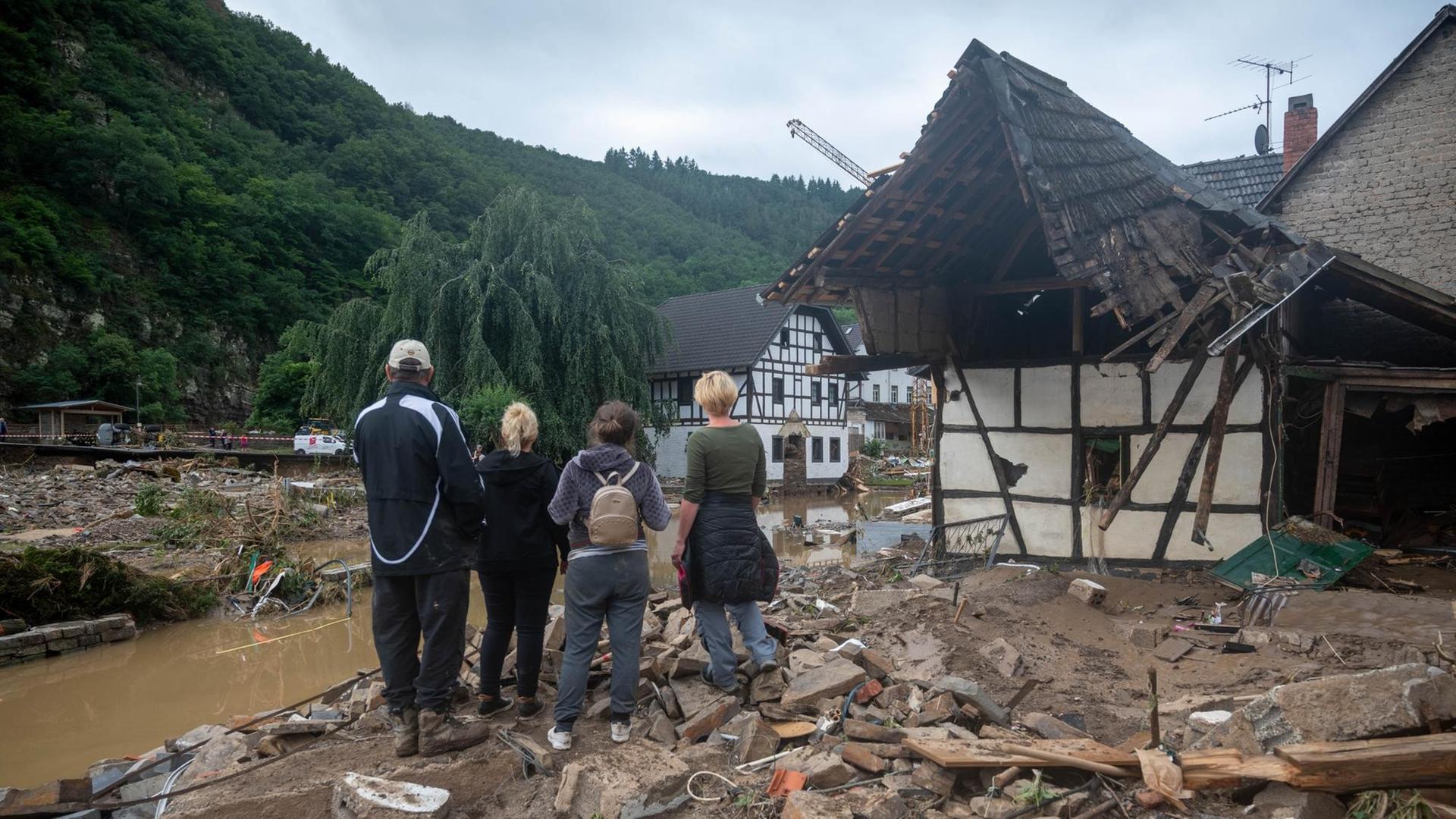 Die Menschen schauen in dem Ort im Kreis Ahrweiler nach dem Unwetter auf die Zerstörungen.