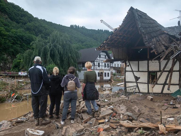 Die Menschen schauen in dem Ort im Kreis Ahrweiler nach dem Unwetter auf die Zerstörungen.