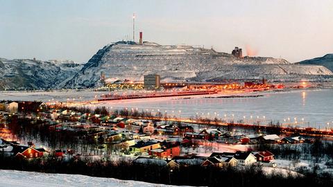 Arbeitersiedlung vor der Eisenerzmine von Kiruna im schwedischen Lappland im Abendlicht.