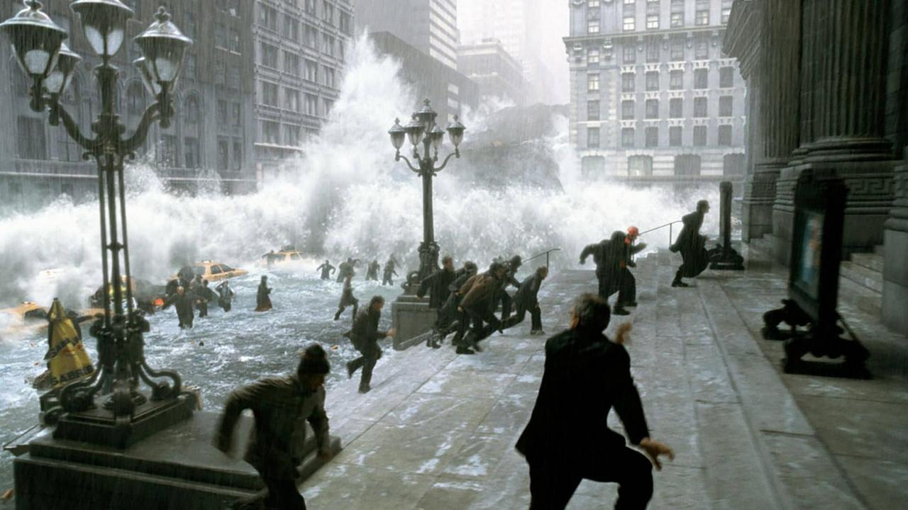 Filmszene aus Roland Emmerichs "The Day After Tomorrow": Von einer durch starken Regen überfluteten Straße flüchten Menschen sich auf die Treppenstufen eines erhöht gelegenen Gebäudes.