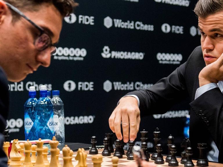 181109 Fabiano Caruana of USA and Magnus Carlsen of Norway during round 1 of The FIDE World Chess Championship 2018 on November 9, 2018 in London. Photo: Fredrik Varfjell / BILDBYRAN / kod FV / 150157 PUBLICATIONxNOTxINxDENxNORxSWExFINxAUT Copyright: FREDRIKxVARFJELL BB181109FV003
