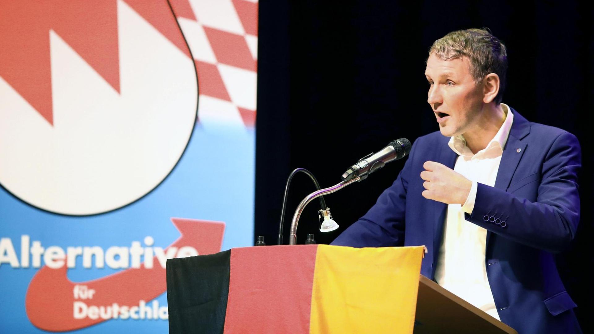 Der AfD-Politiker Björn Höcke steht an einem Redner-Pult mit Deutschland-Fahne und redet.