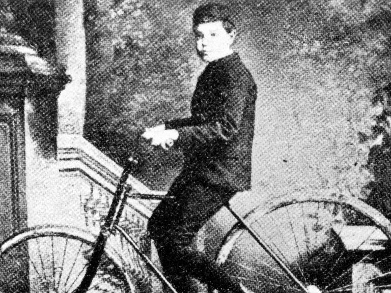 Johnny Dunlop auf seinem Fahrrad. Sein Vater John Boyd Dunlop erfand den ersten luftgefüllten Gummireifen.