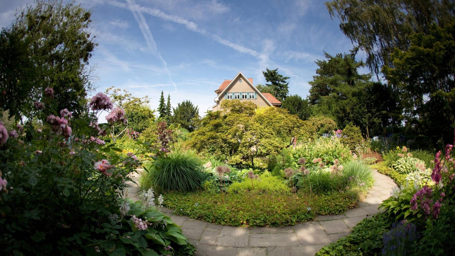 Öffentlich zugänglicher Garten von Karl Foerster in Potsdam-Bornim. Ein Haus mitten in einem Garten.