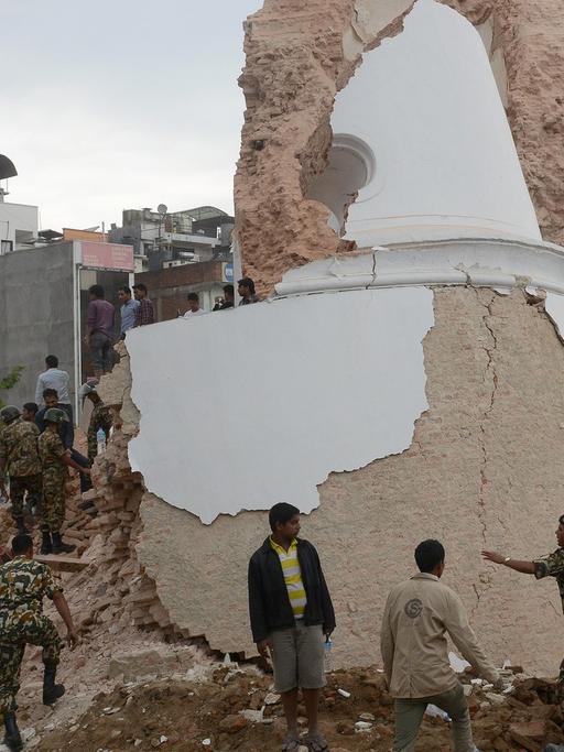 Rettungsarbeiten am eingestürzten Darahara-Turm in der nepalesischen Hauptstadt Kathmandu.