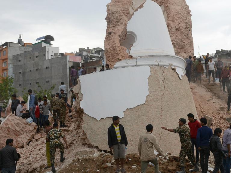 Rettungsarbeiten am eingestürzten Darahara-Turm in der nepalesischen Hauptstadt Kathmandu.