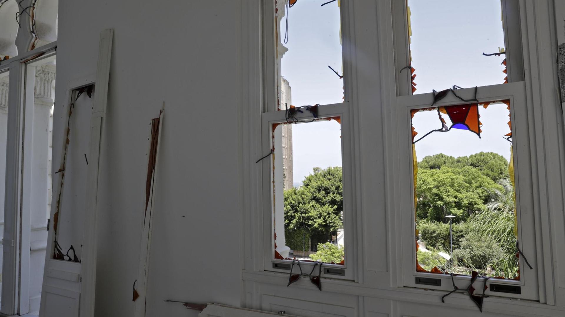 Zerstörte Fensterscheiben und Wände im Sursock Museum in Beirut.