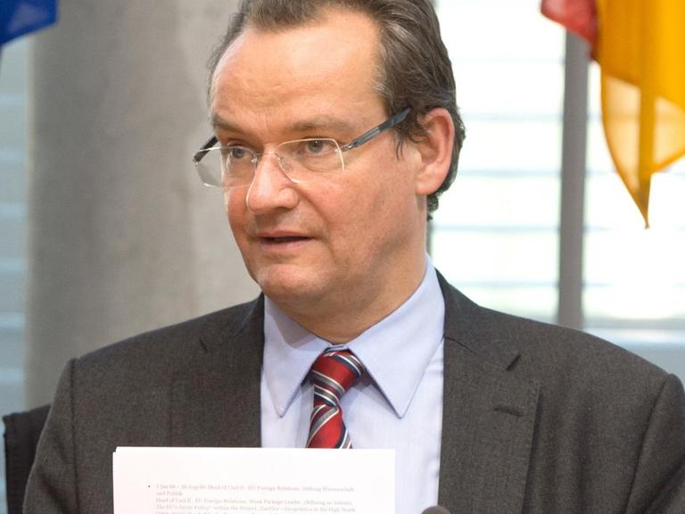Gunther Krichbaum (CDU) hält Papiere in den Händen.