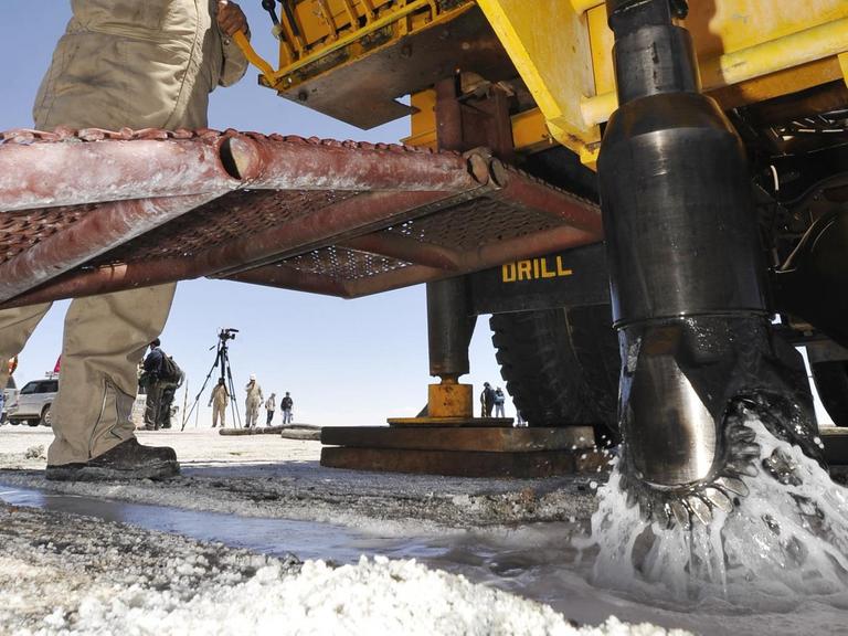 Uyuni Salzebene in Bolivien, Arbeit mit dem Bohrer, 29. Oktober 2009