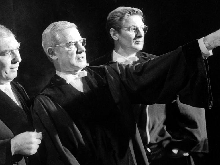 Szene mit Horst Niendorf (l) als Verteidiger, Dieter Borsche (M) als Richter und Günter Pfitzmann als Ankläger während der Generalprobe am 18.10.1965.