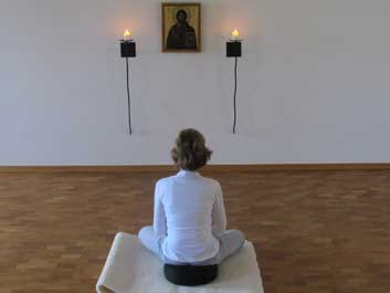 Eine Gläubige meditiert in einem Meditationraum eines Exerzitienhauses des Klosters Siegburg in Siegburg