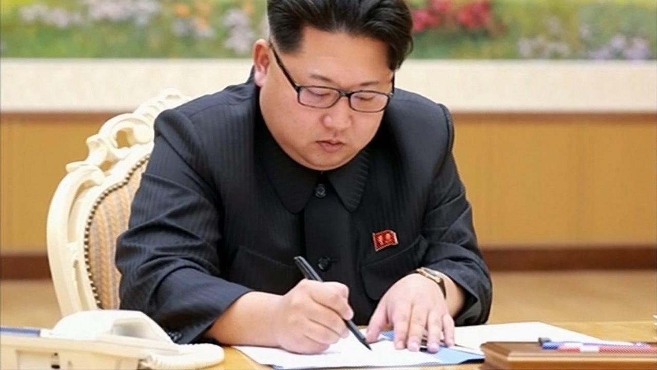 Das Foto zeigt angeblich, wie Nordkoreas Machthaber Kim Jong-Un den Befehl für den Test einer Wasserstoffbombe unterzeichnet.