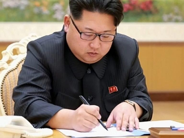 Das Foto zeigt angeblich, wie Nordkoreas Machthaber Kim Jong-Un den Befehl für den Test einer Wasserstoffbombe unterzeichnet.